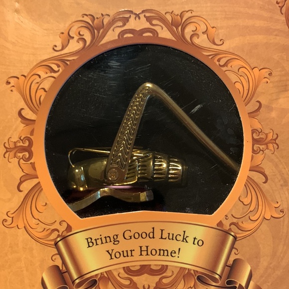 Charles Dickens ‘The Cricket on the Hearth’ Book & Brass Plated Cricket Gift Set - Picture 7 of 10